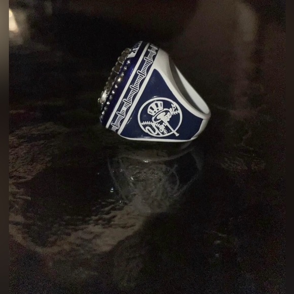 New York Yankees World Series Championship Collectible Ring - Picture 3 of 6